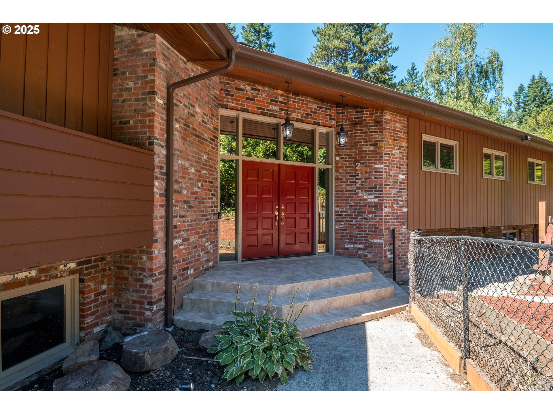 2327 LYNNWOOD DR