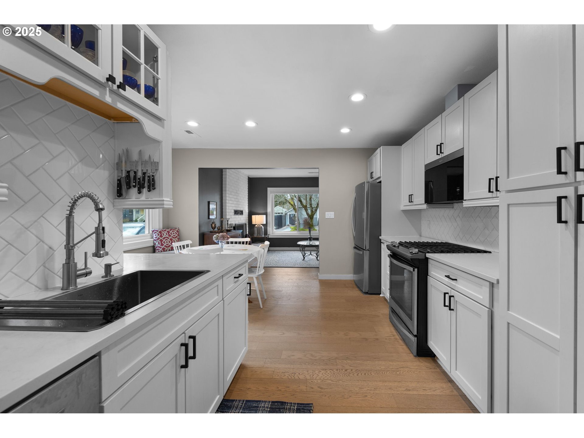 Portland, Oregon 97213, United States, 5 Bedrooms Bedrooms, ,3 BathroomsBathrooms,Residential,Pending,88480