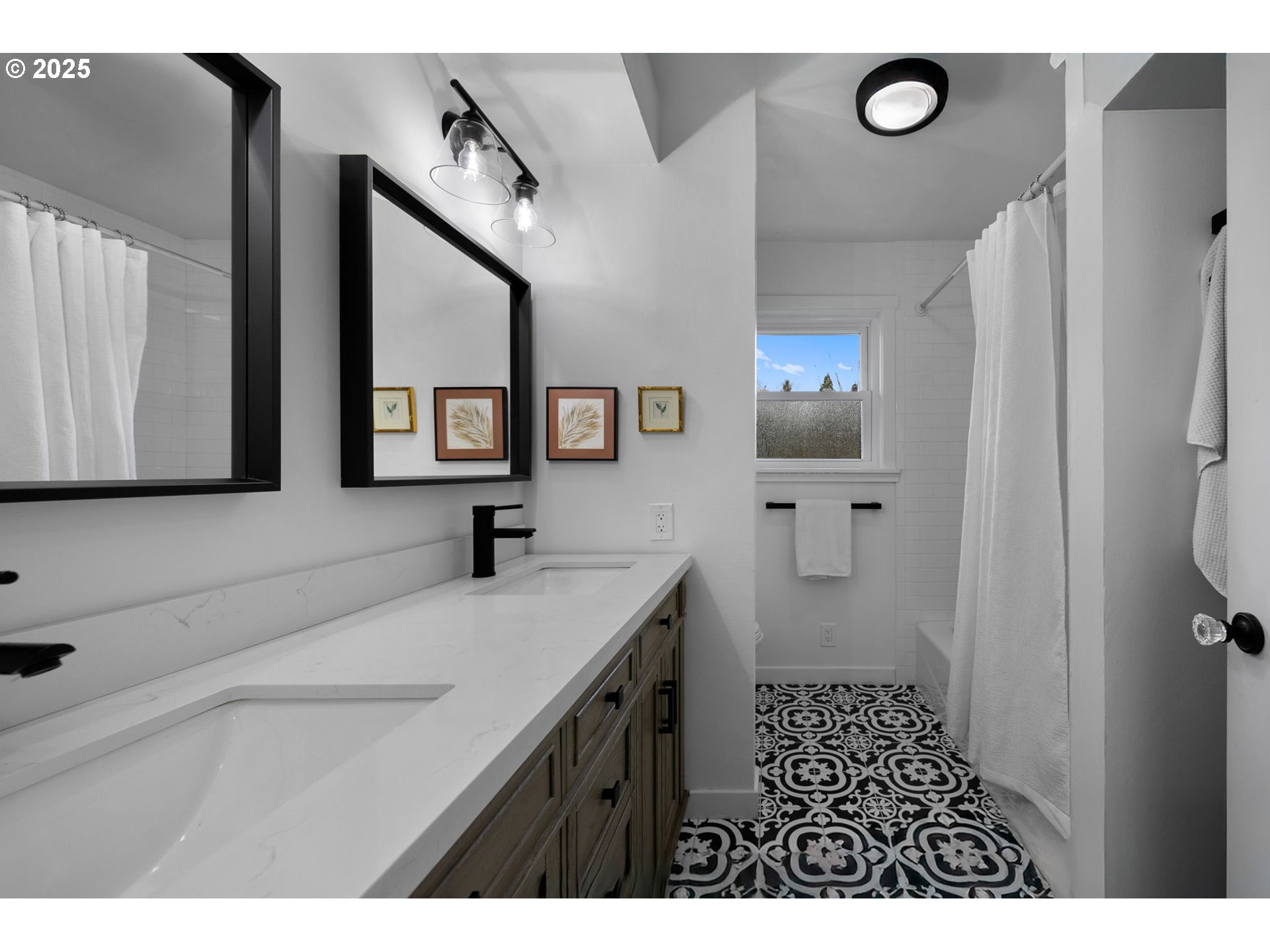 Portland, Oregon 97213, United States, 5 Bedrooms Bedrooms, ,3 BathroomsBathrooms,Residential,Pending,88480