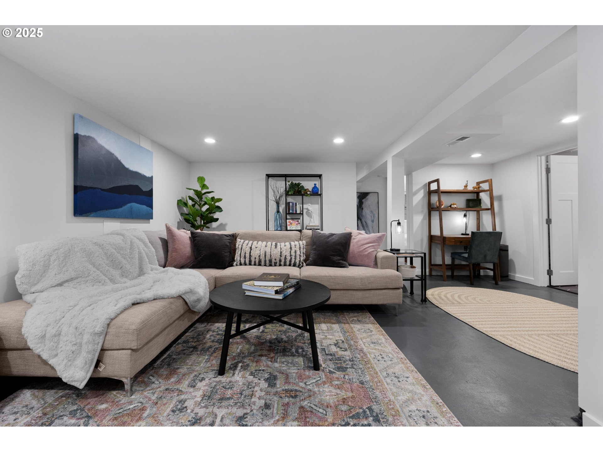 Portland, Oregon 97213, United States, 5 Bedrooms Bedrooms, ,3 BathroomsBathrooms,Residential,Pending,88480