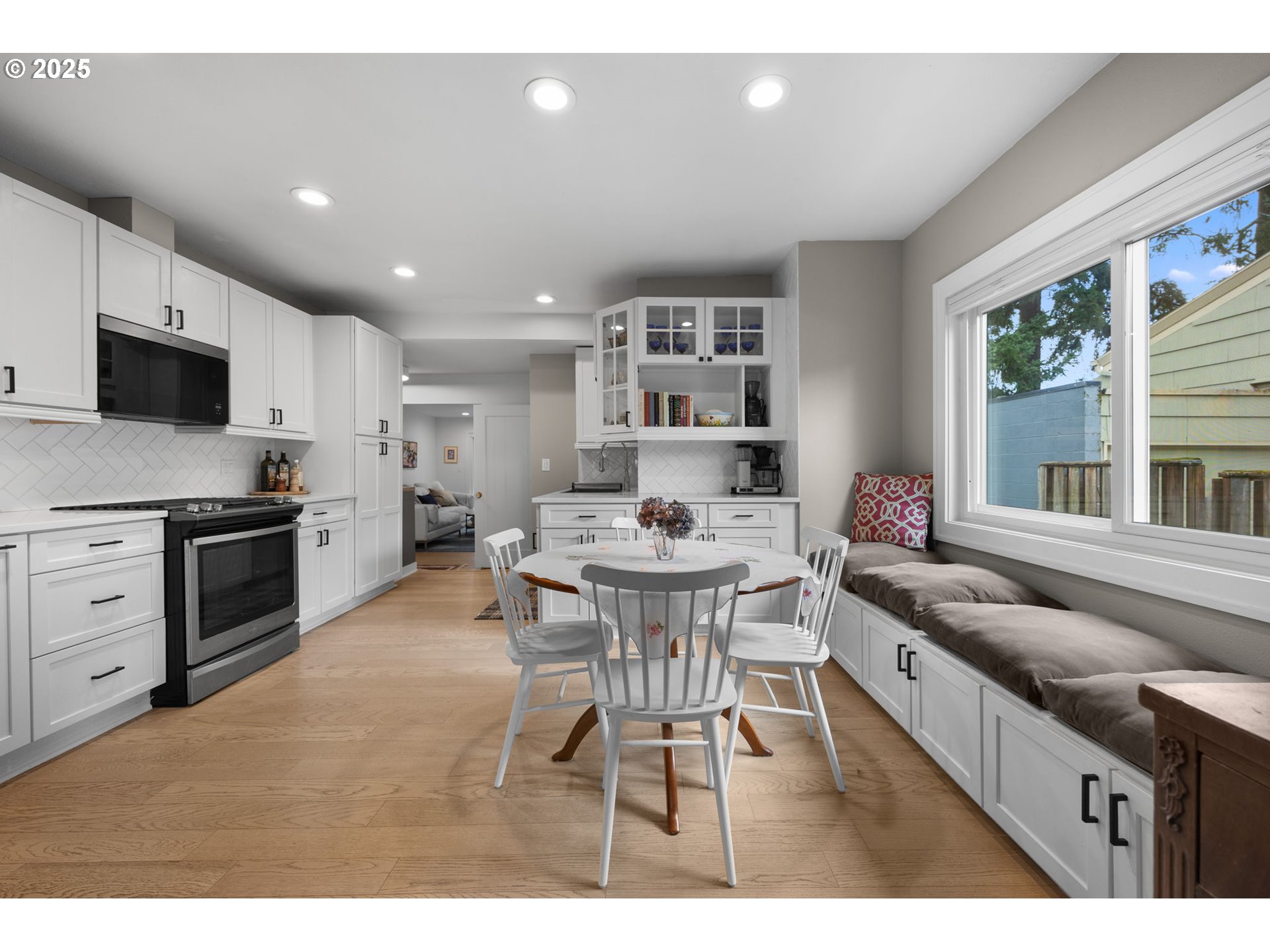 Portland, Oregon 97213, United States, 5 Bedrooms Bedrooms, ,3 BathroomsBathrooms,Residential,Pending,88480