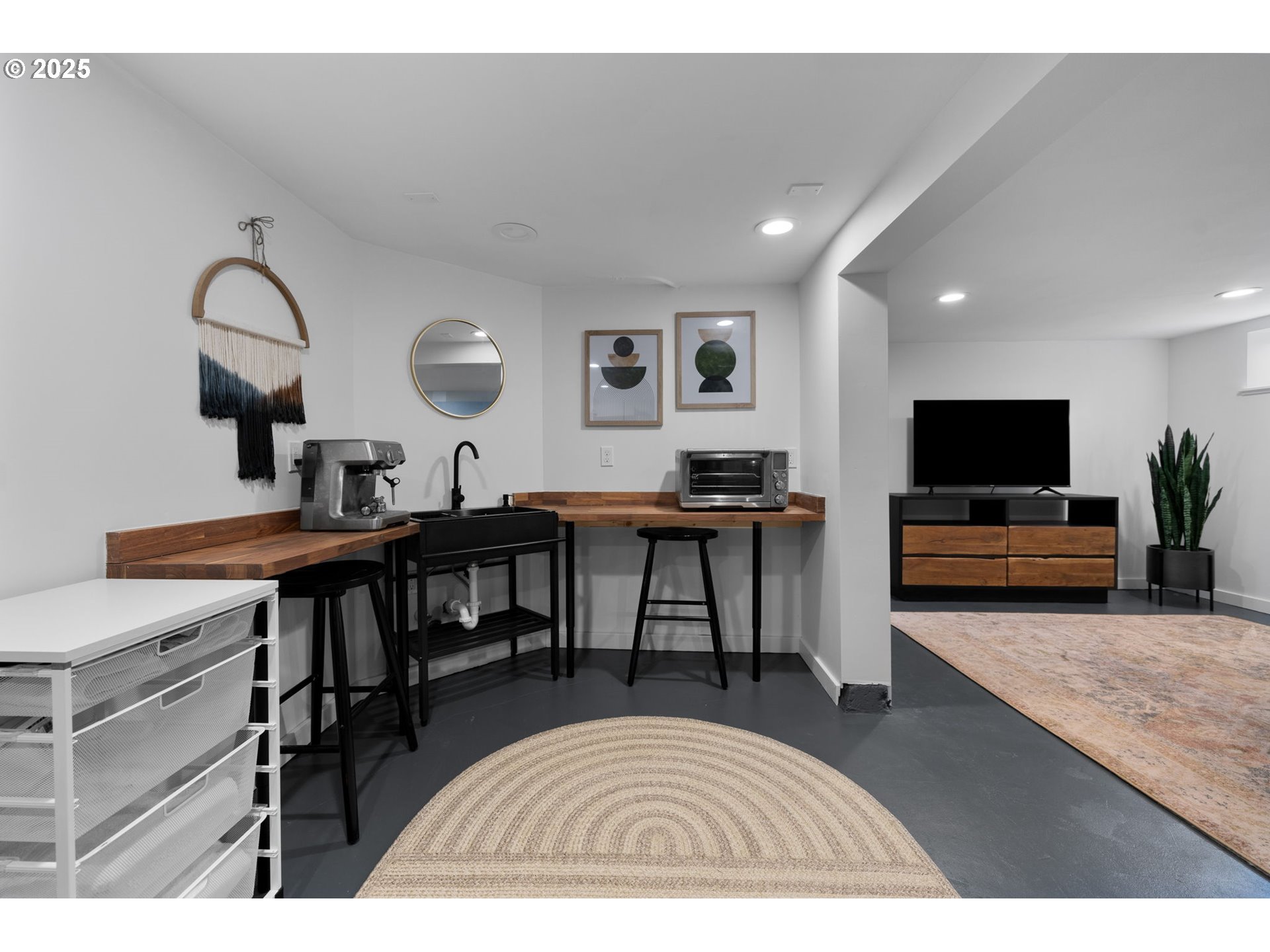 Portland, Oregon 97213, United States, 5 Bedrooms Bedrooms, ,3 BathroomsBathrooms,Residential,Pending,88480