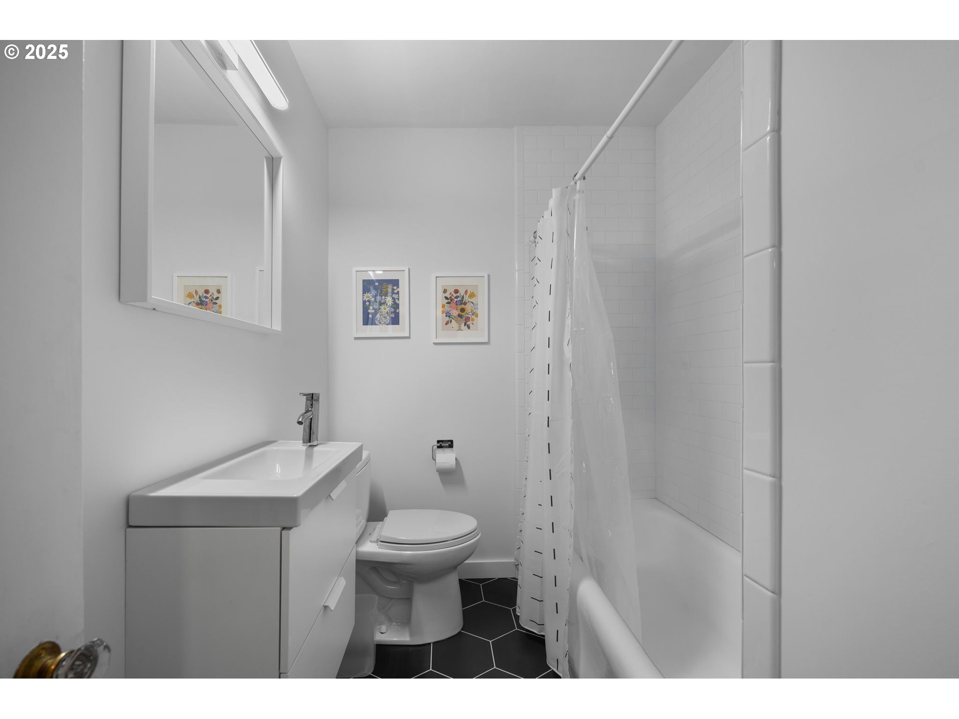 Portland, Oregon 97213, United States, 5 Bedrooms Bedrooms, ,3 BathroomsBathrooms,Residential,Pending,88480