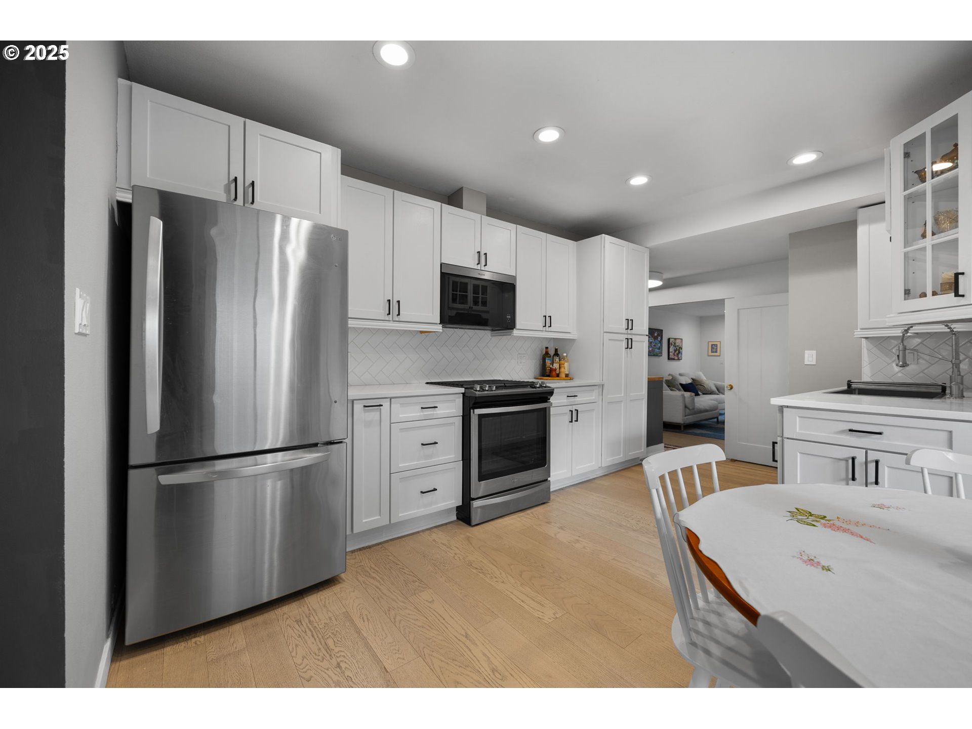 Portland, Oregon 97213, United States, 5 Bedrooms Bedrooms, ,3 BathroomsBathrooms,Residential,Pending,88480