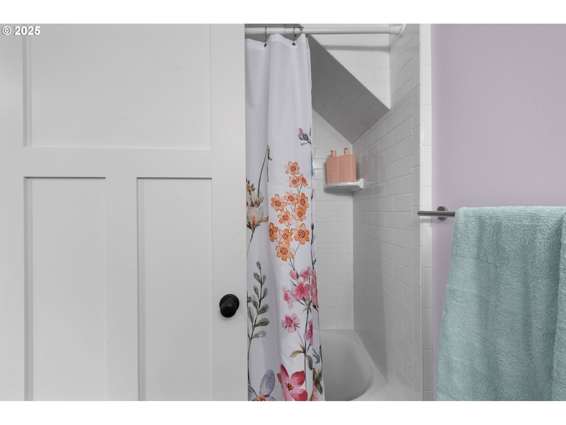 Portland, Oregon 97213, United States, 5 Bedrooms Bedrooms, ,3 BathroomsBathrooms,Residential,Pending,88480