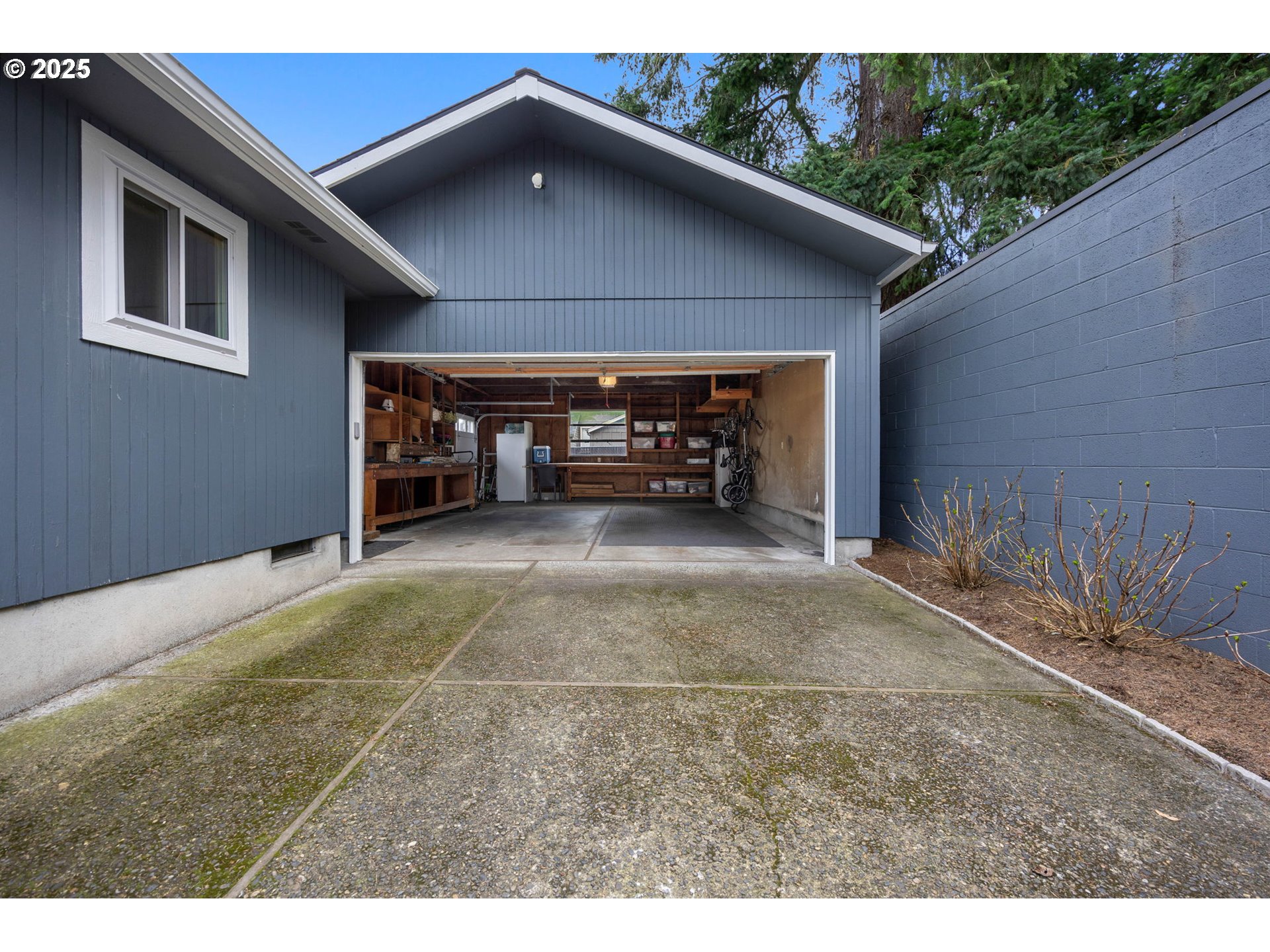 Portland, Oregon 97213, United States, 5 Bedrooms Bedrooms, ,3 BathroomsBathrooms,Residential,Pending,88480