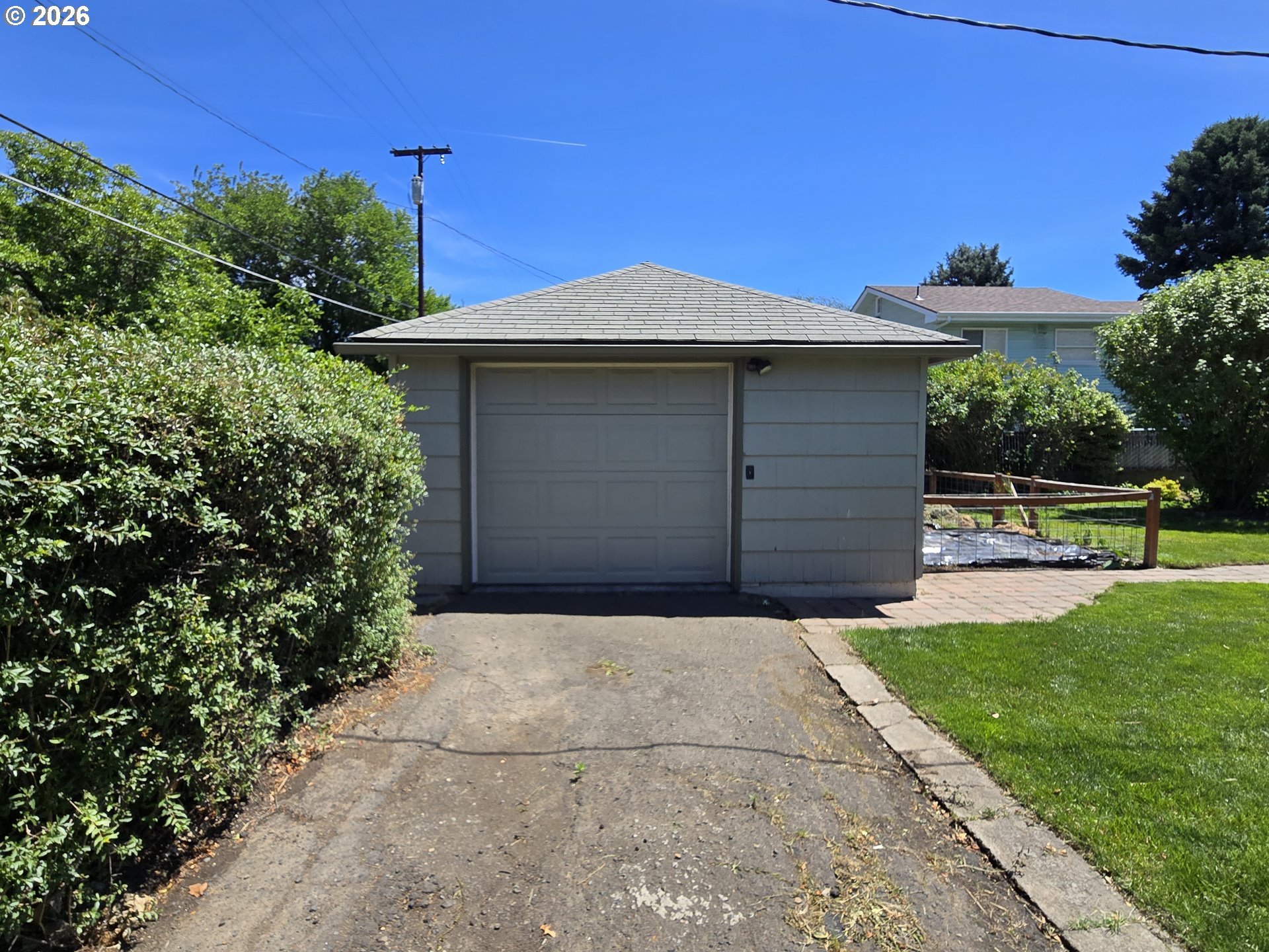 823 W 10TH ST