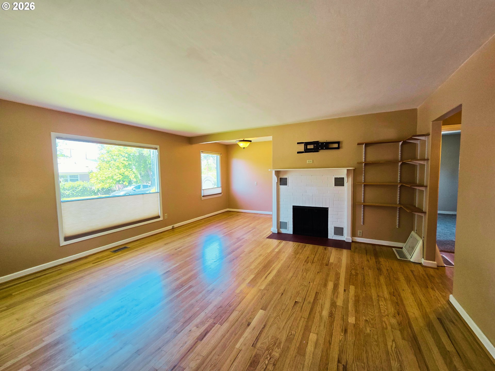 823 W 10TH ST