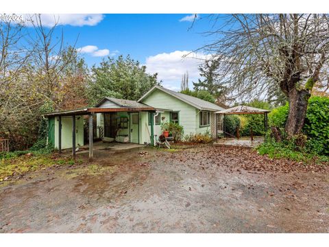 A home in Coquille