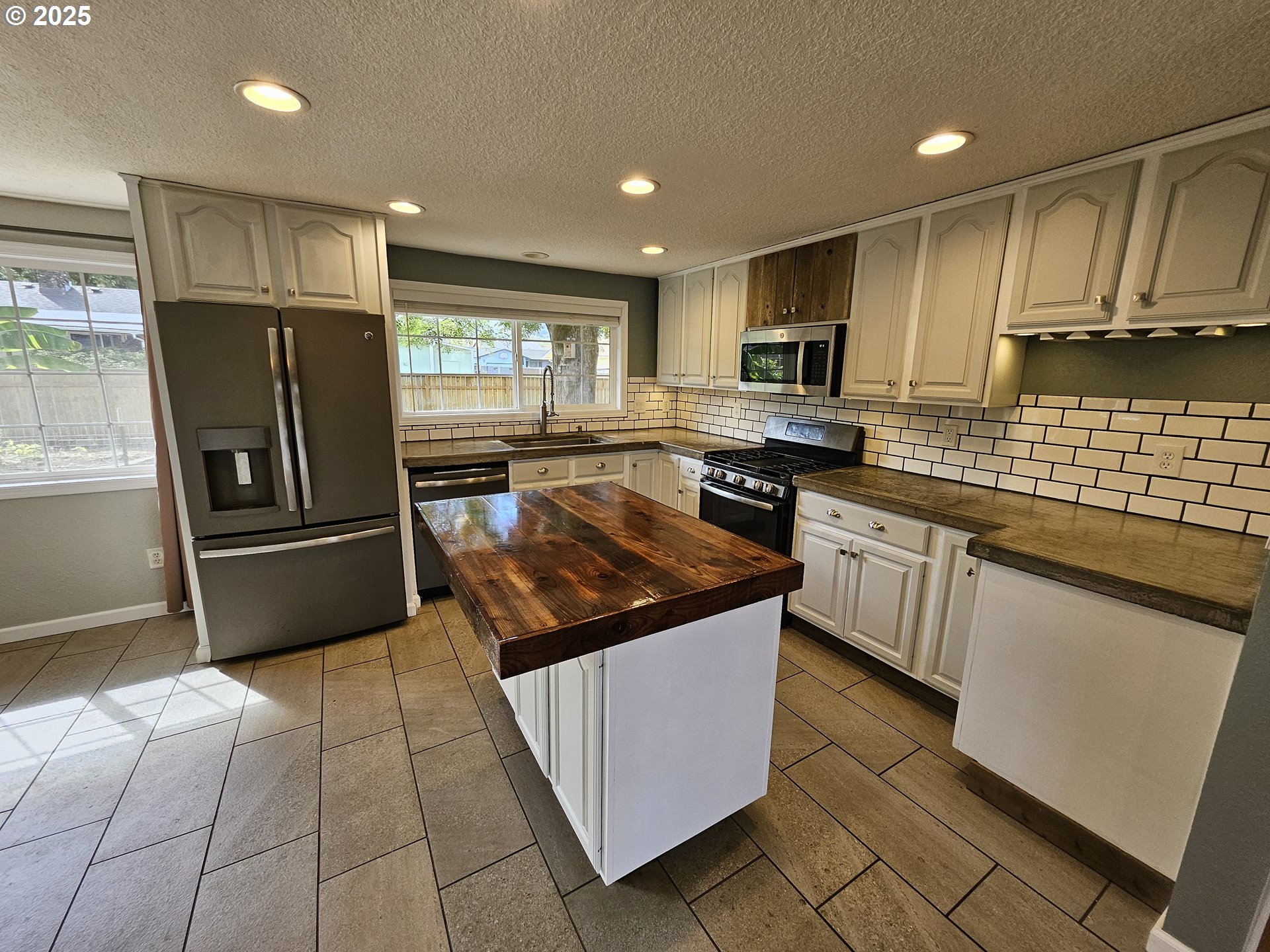 3127 W CHATEAU AVE
