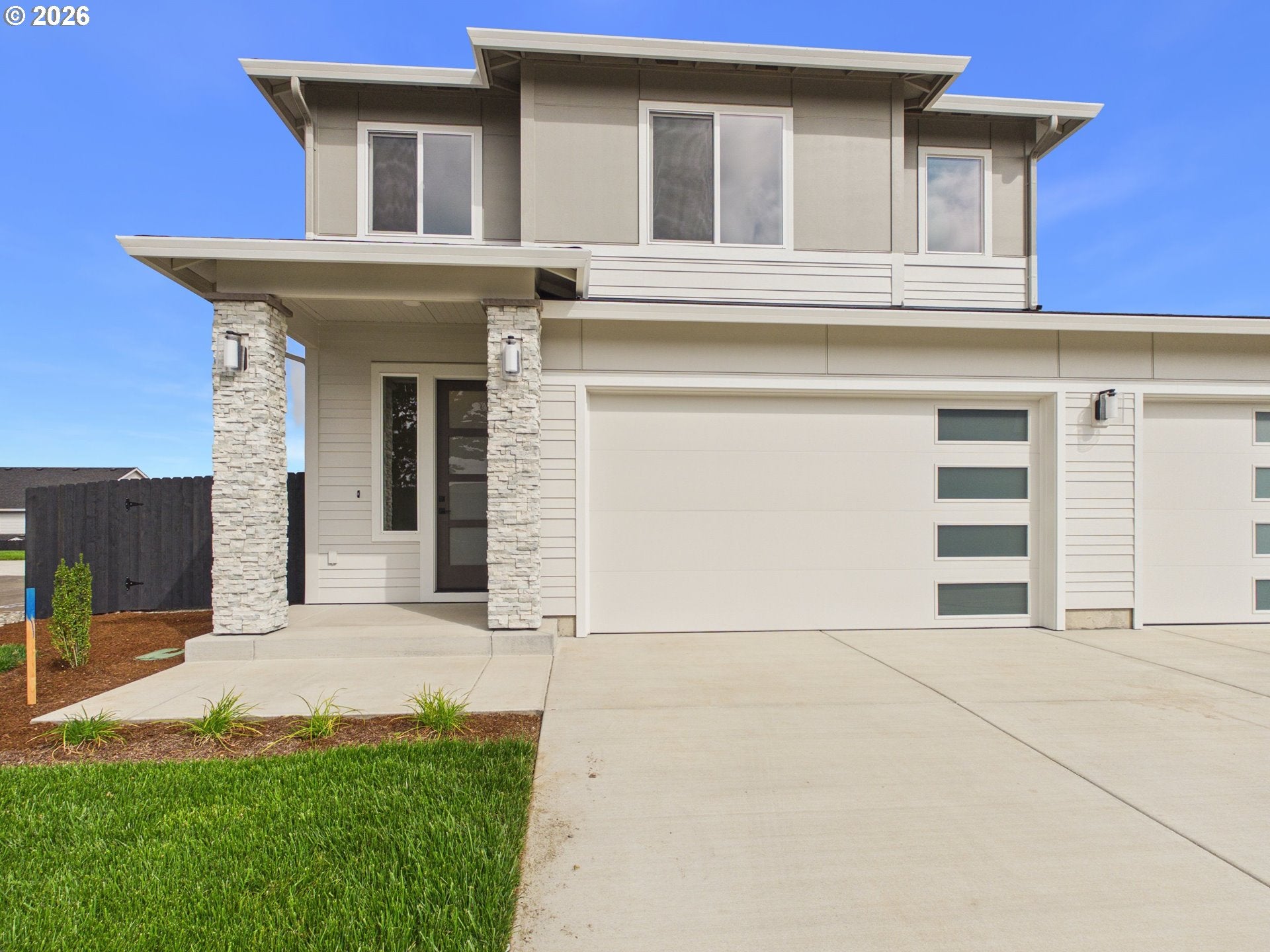 4220 N LUNA LN