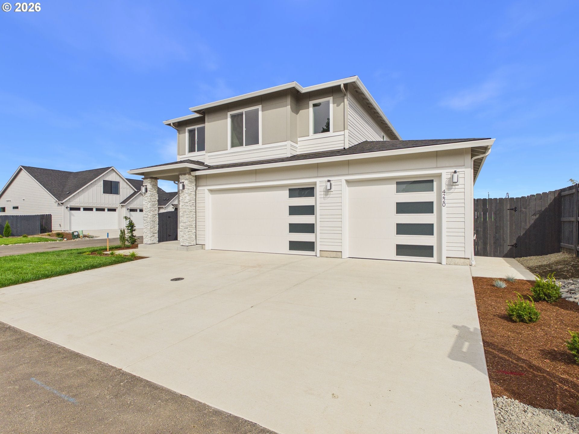 4220 N LUNA LN