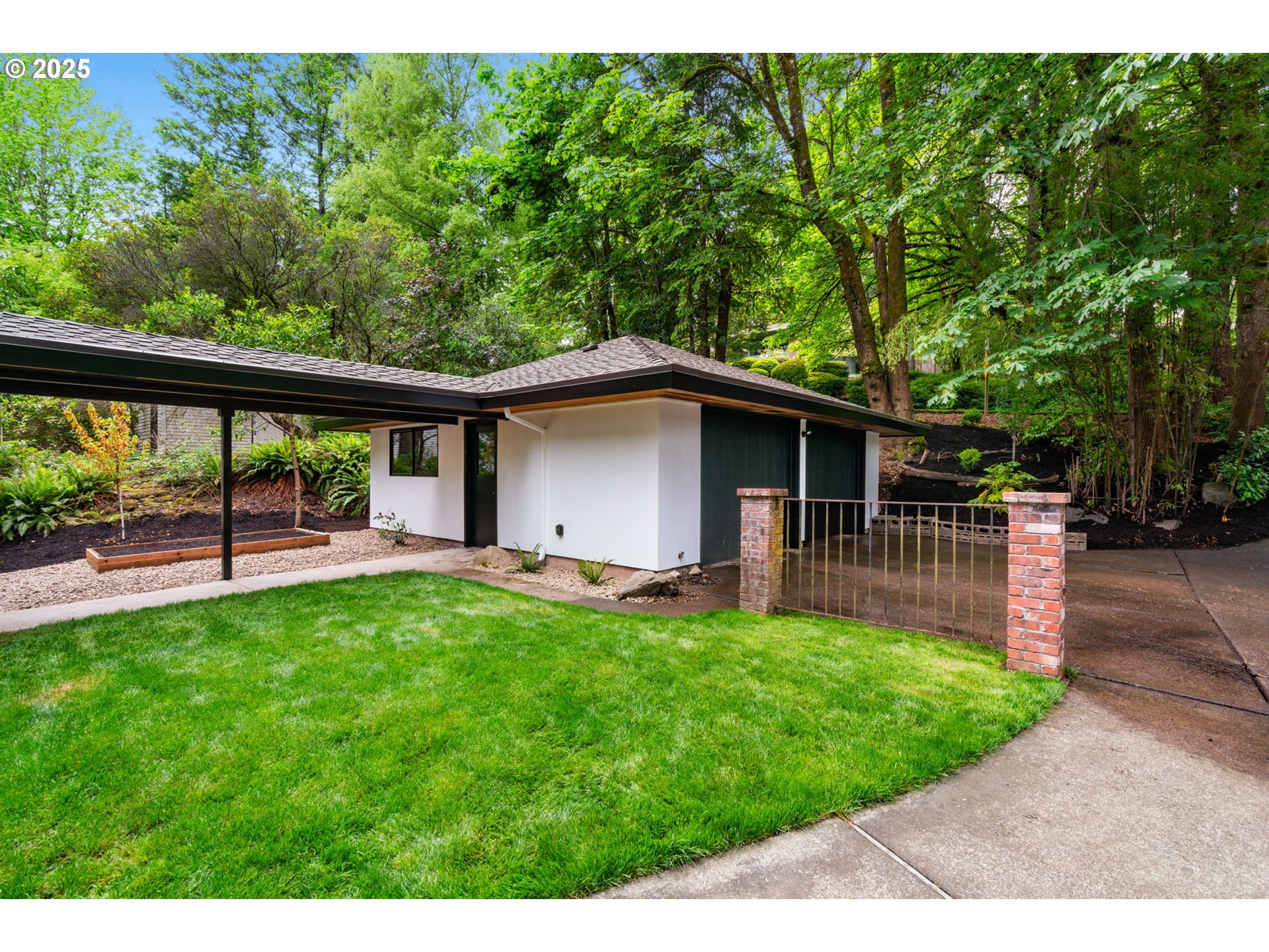 18 MONTICELLO DR