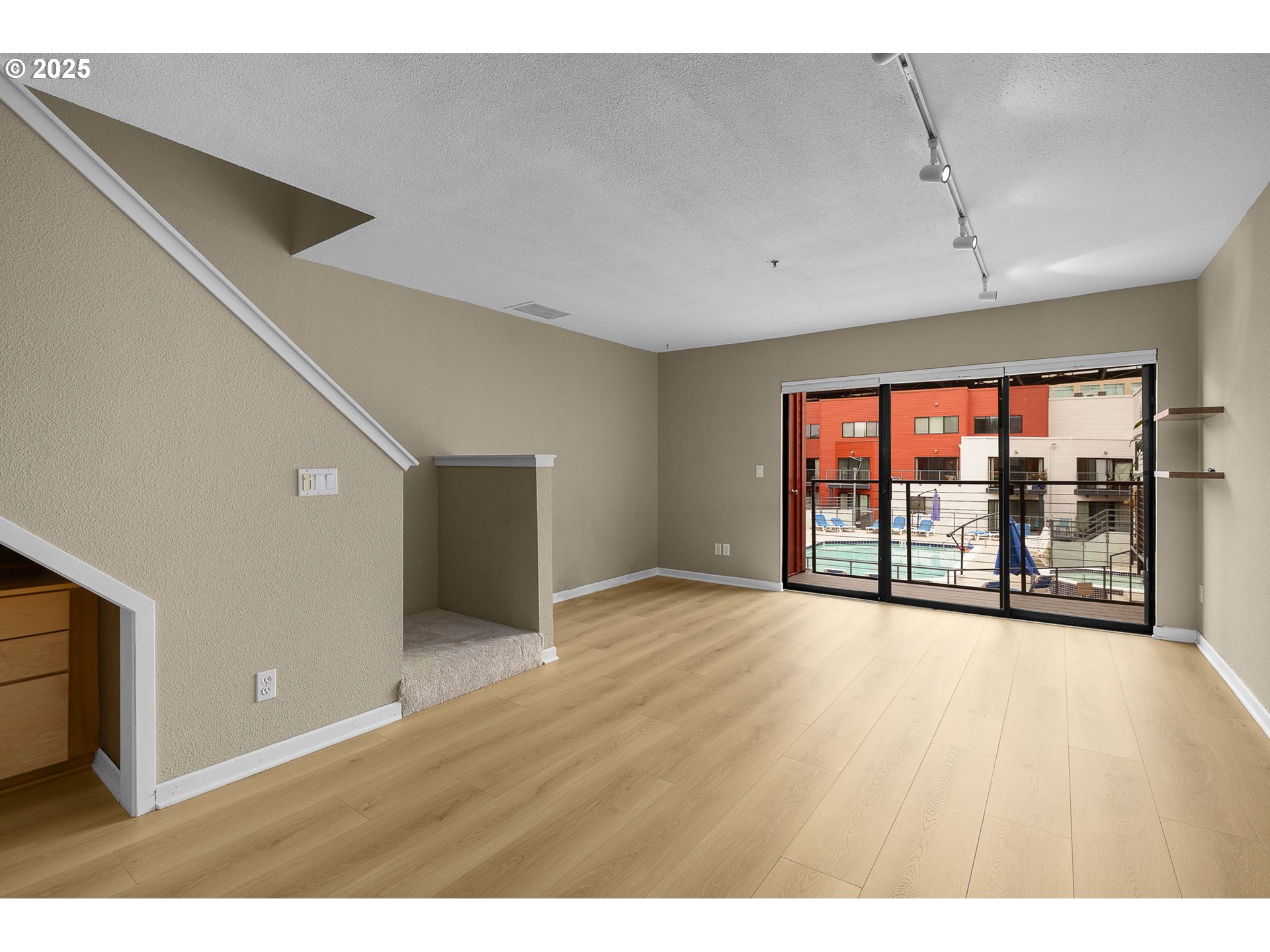 1010 NW NAITO PKWY M15