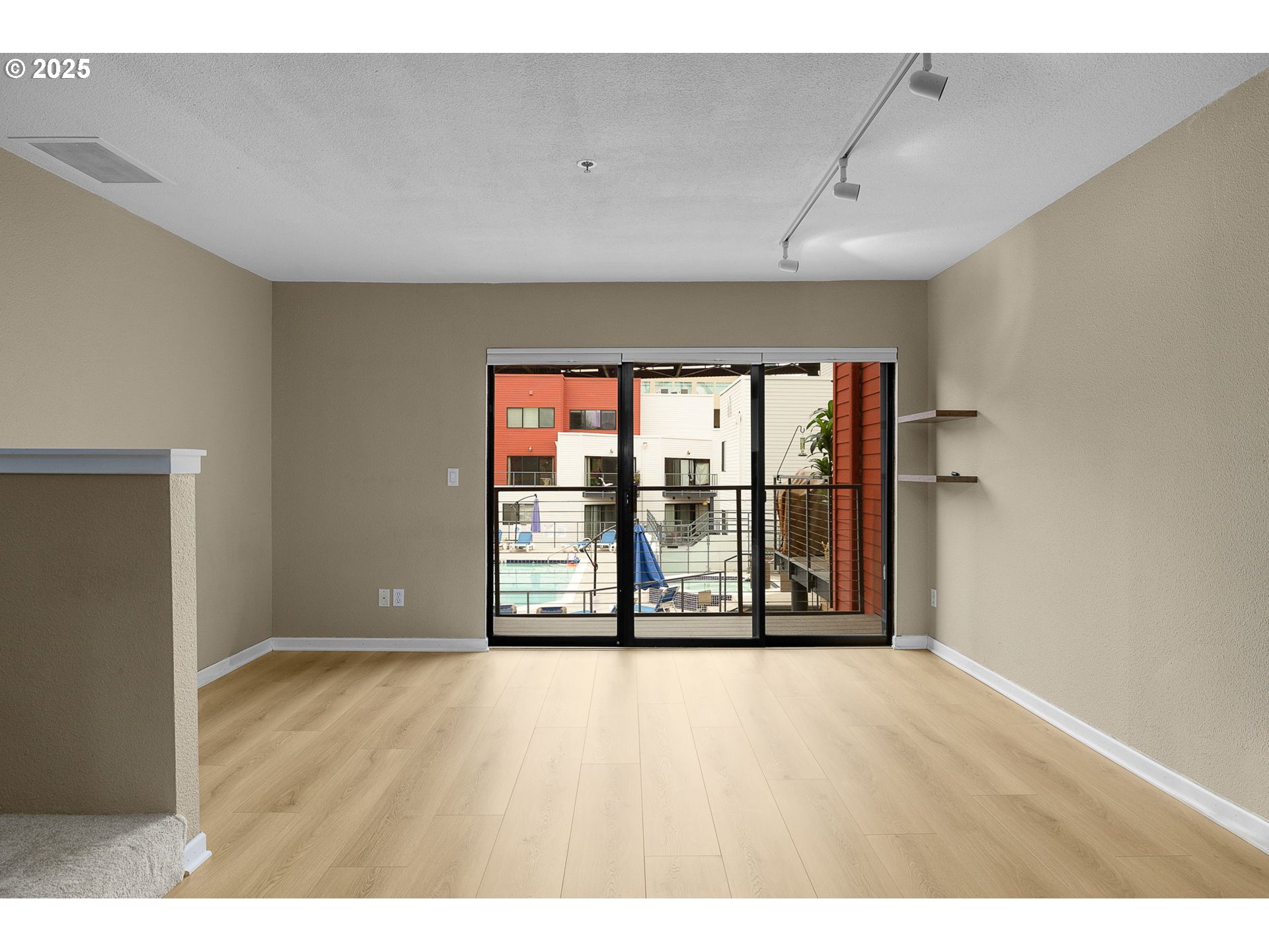 1010 NW NAITO PKWY M15