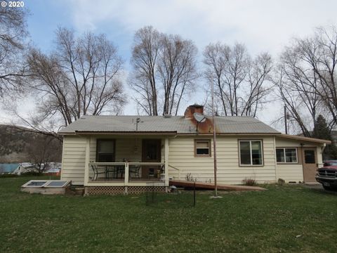 A home in John Day