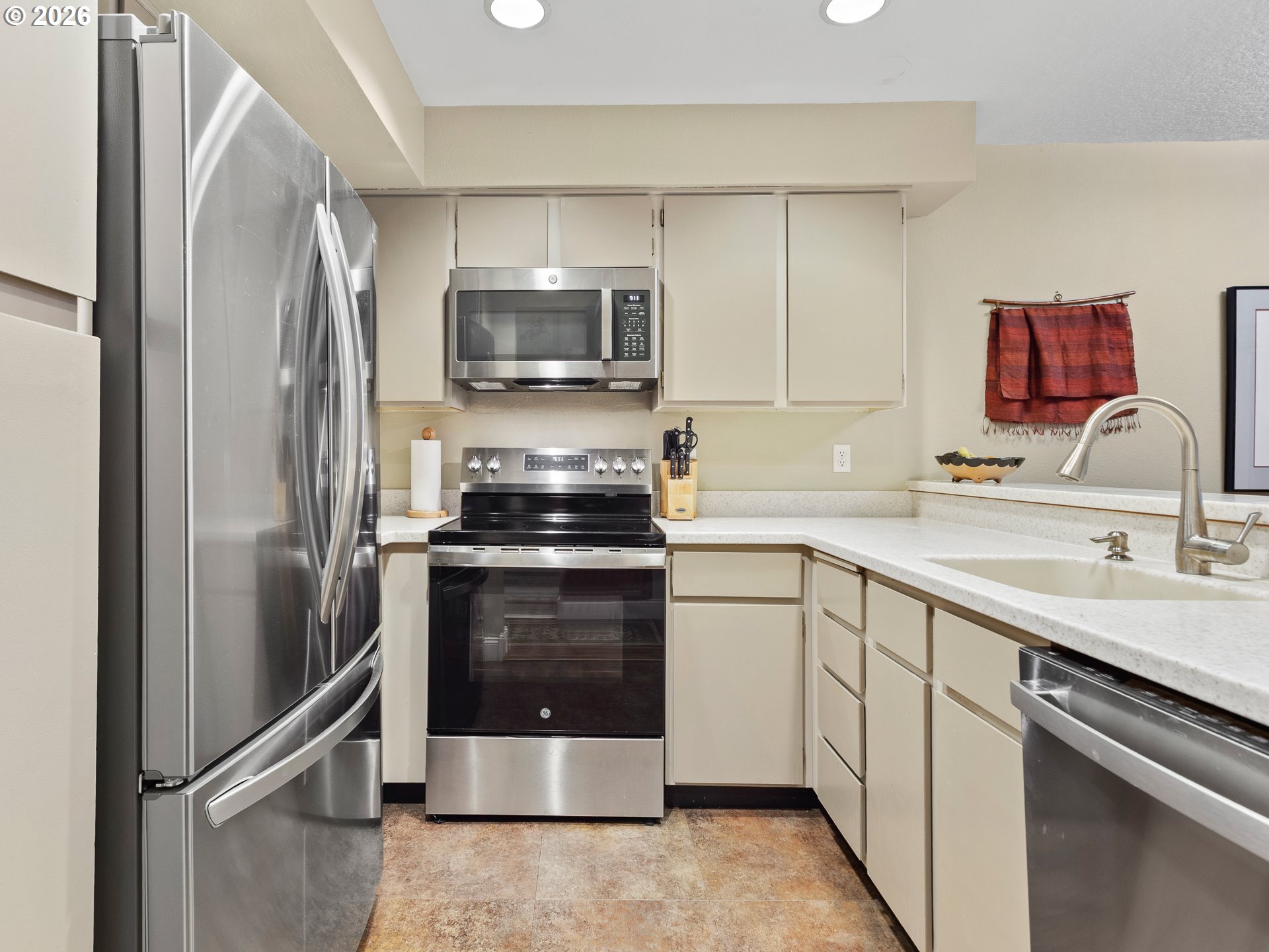 7925 NE LOOWIT LOOP 21