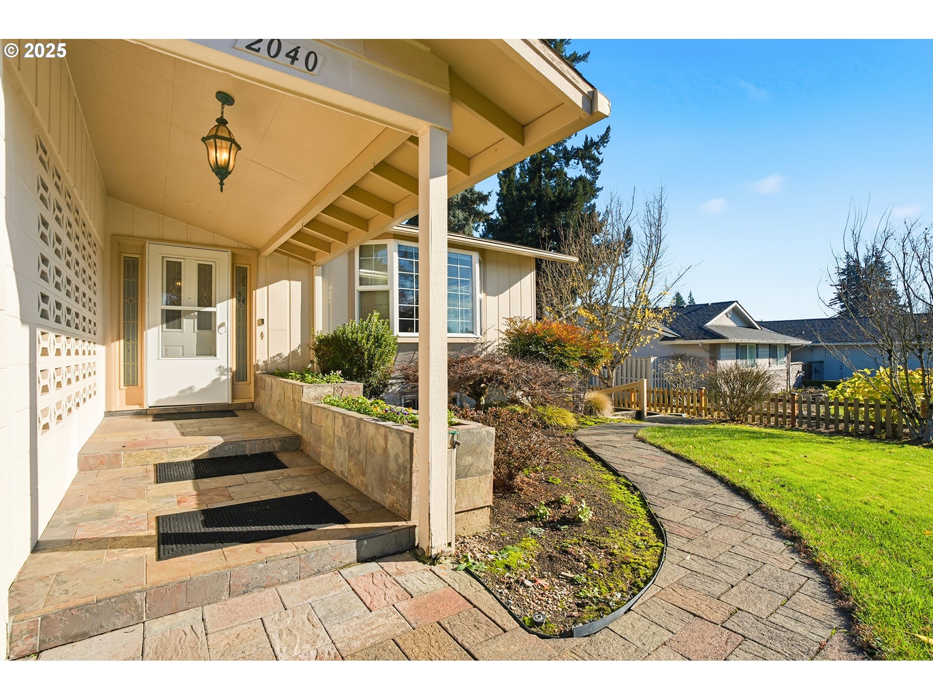 2040 N COUNTRY CLUB DR