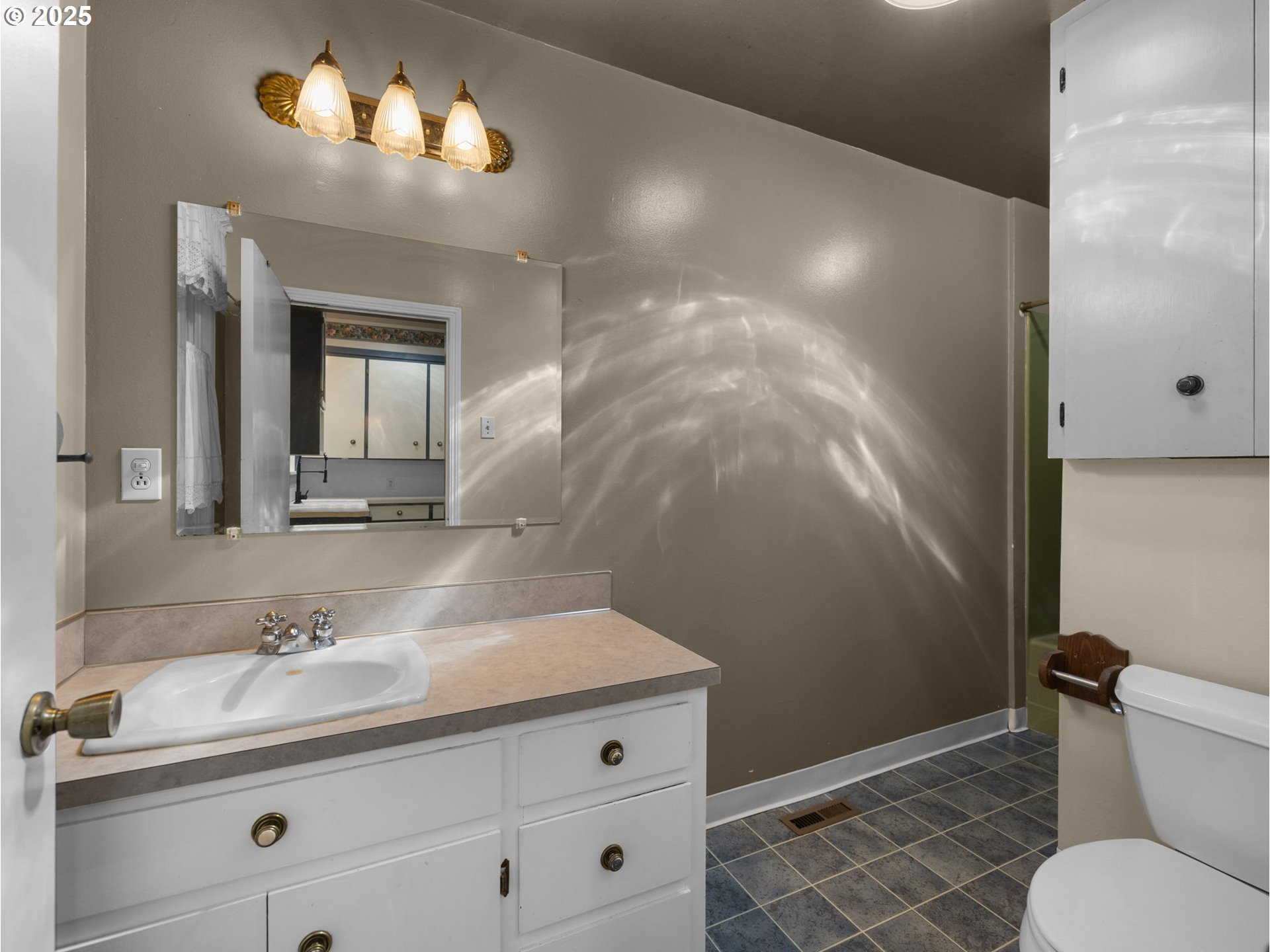 Woodburn, Oregon 97071, United States, 4 Bedrooms Bedrooms, ,2 BathroomsBathrooms,Residential,Active,128485