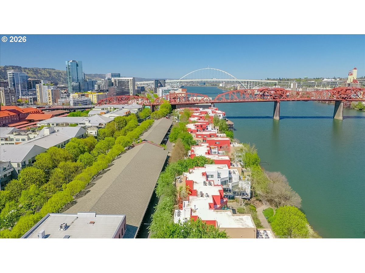 820 NW NAITO PKWY G11