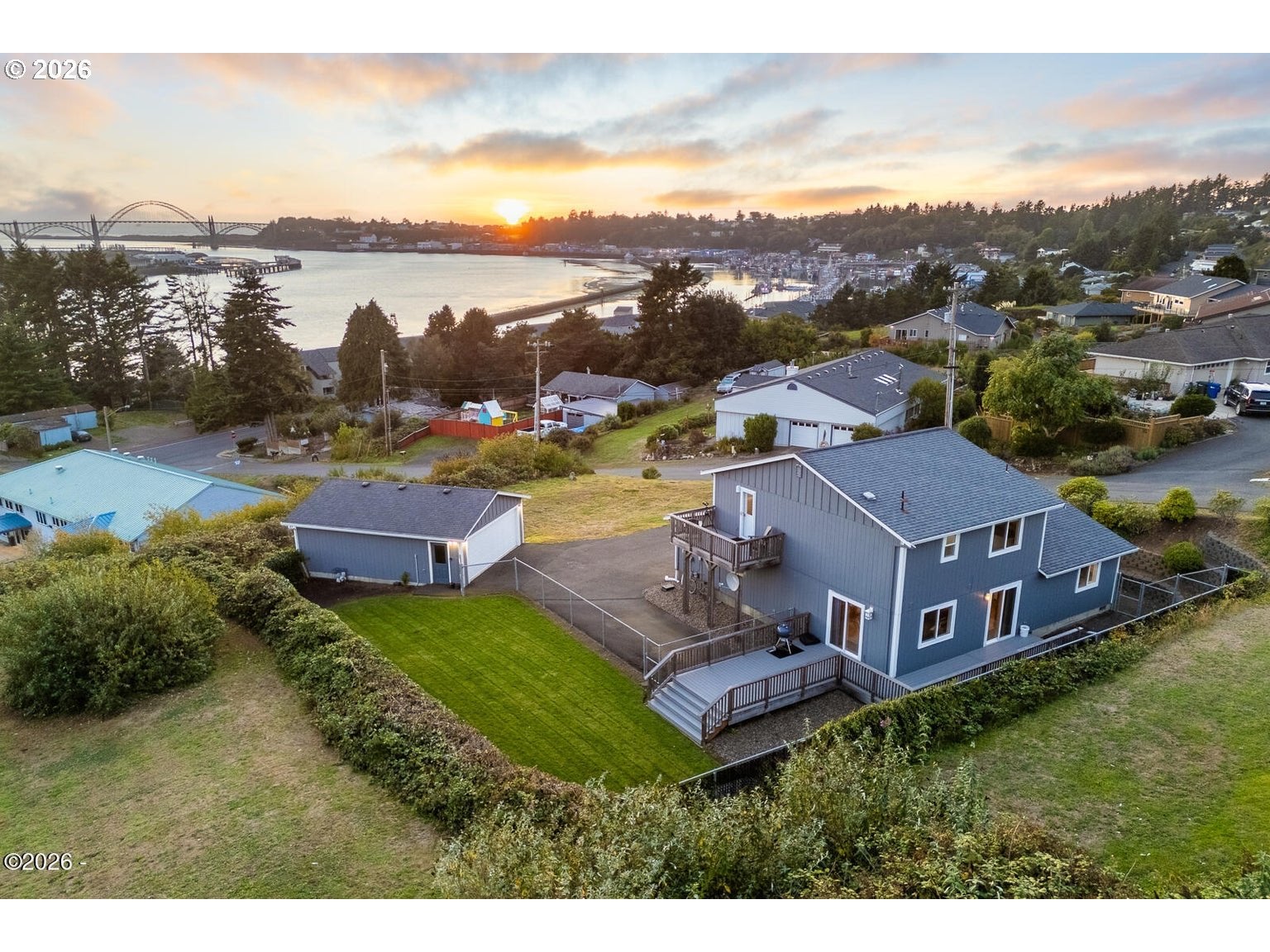 821 SE VISTA DR