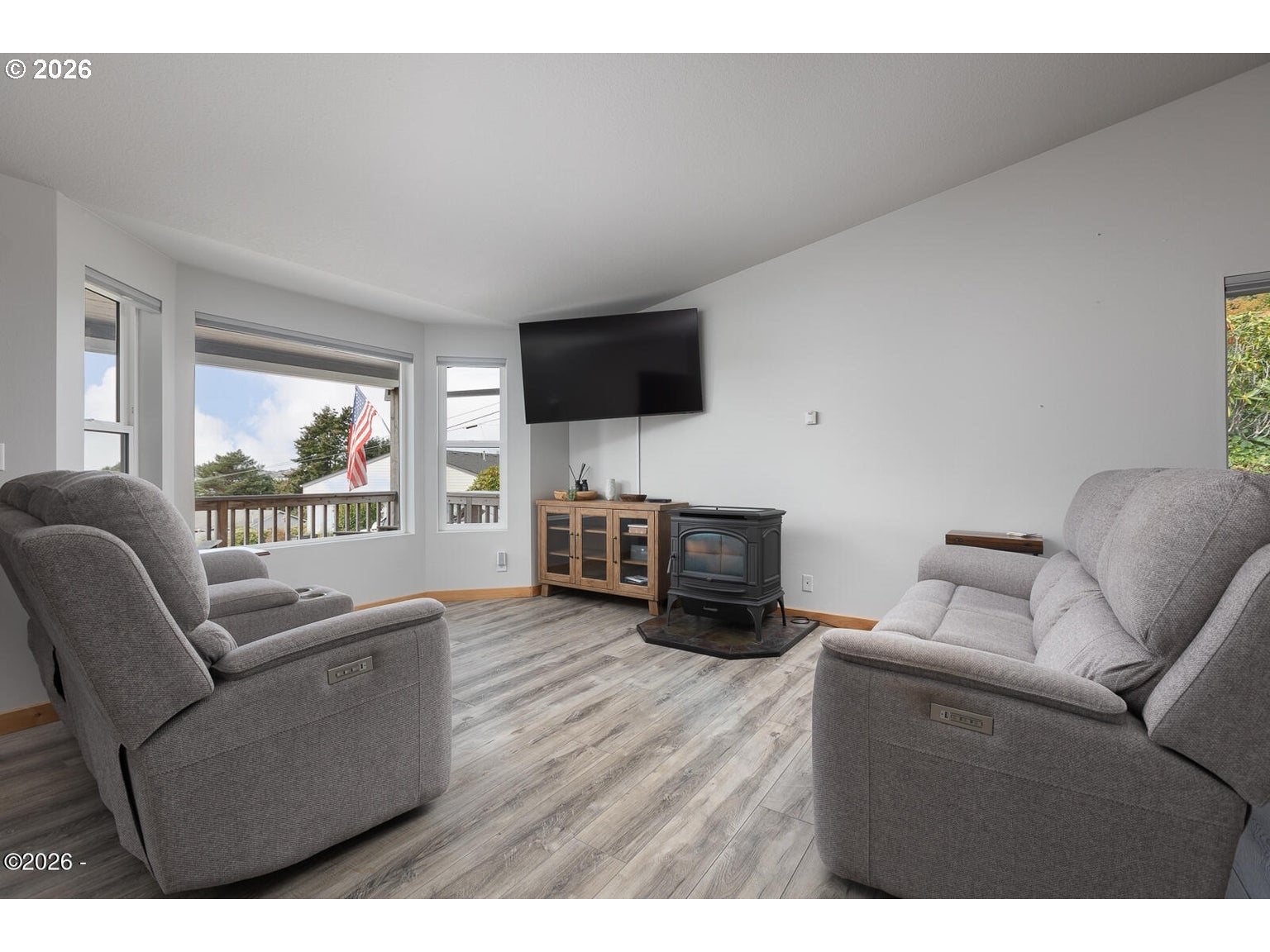 821 SE VISTA DR