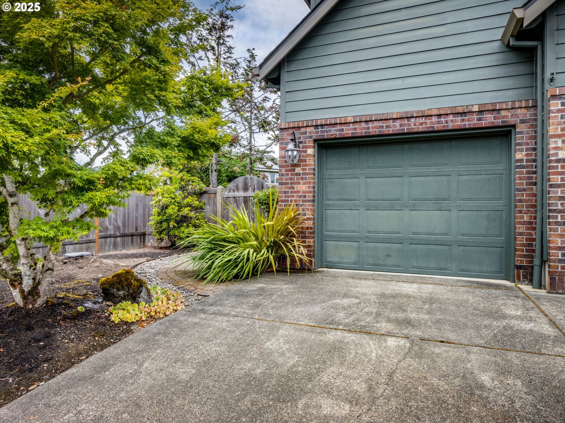 2868 NE CHARLOIS DR