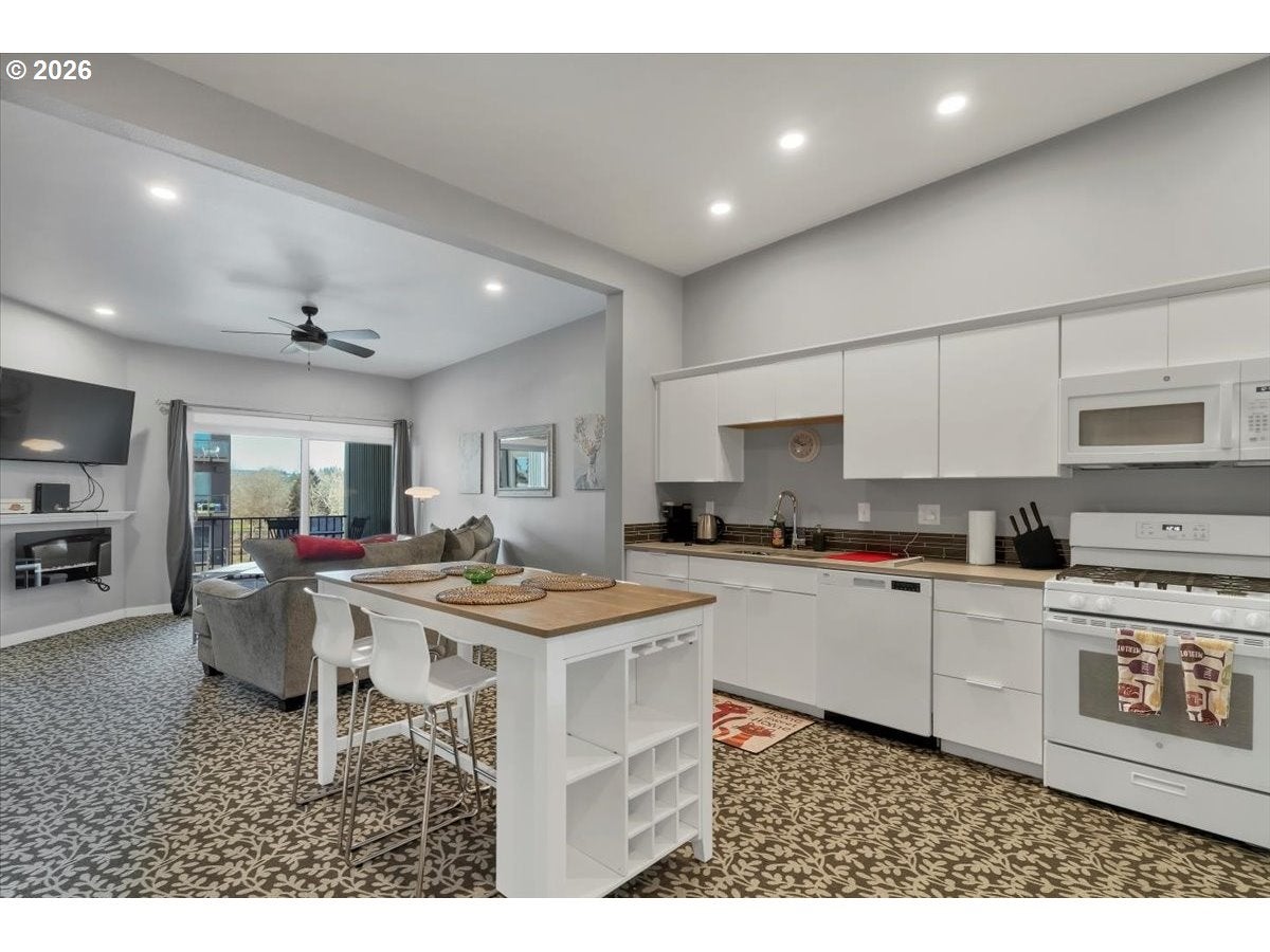 229 COMMERCIAL ST NE