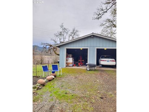 A home in Canyonville