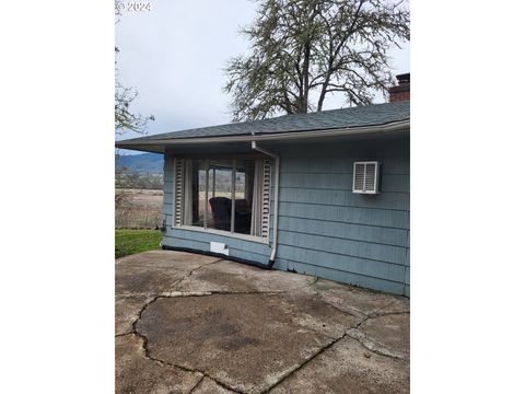 A home in Canyonville