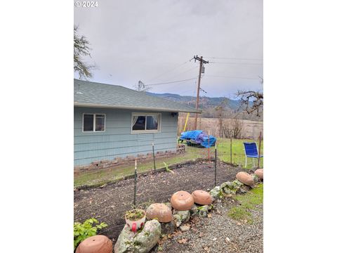 A home in Canyonville