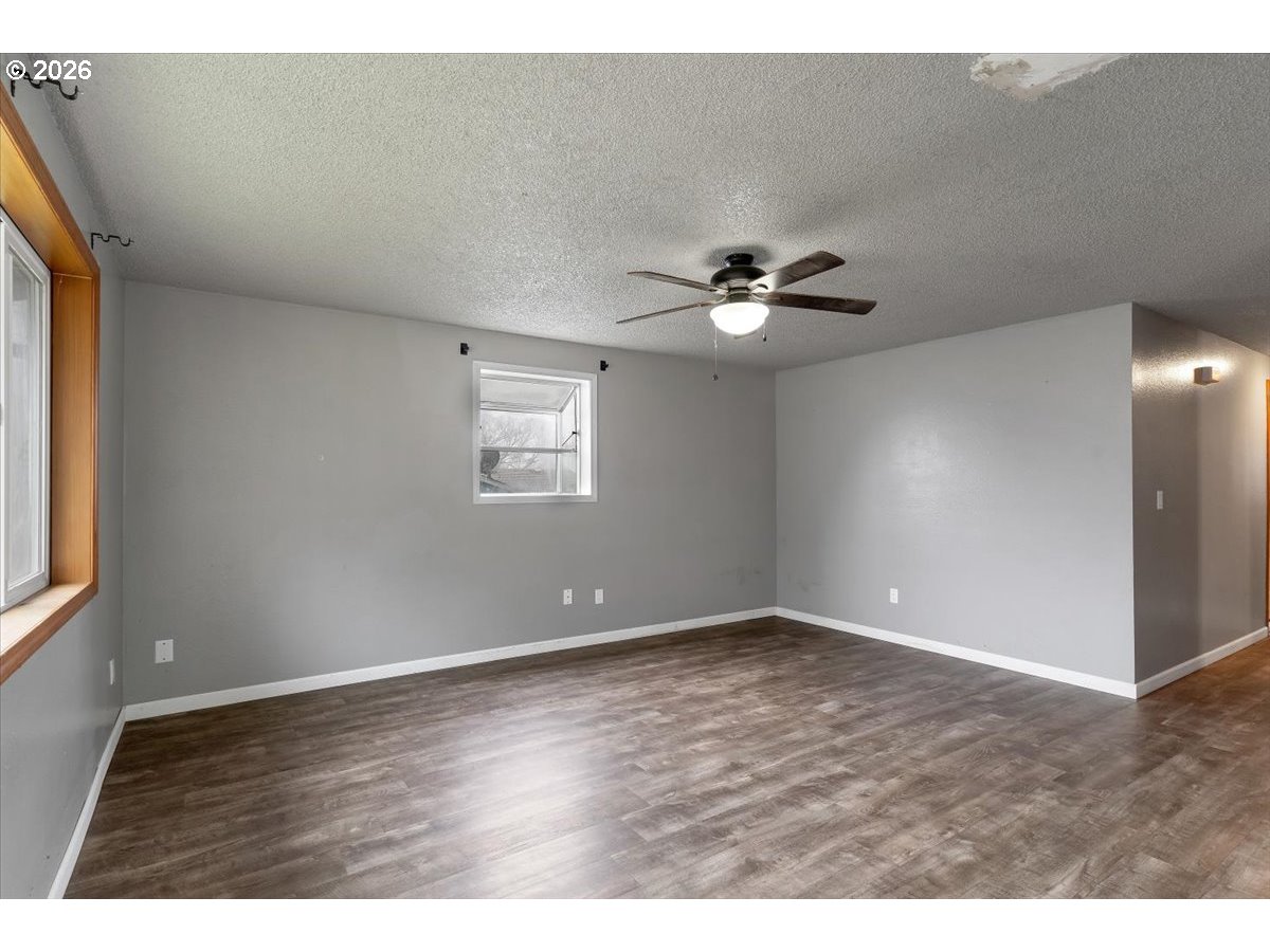 417 NE OAKEN HILLS DR