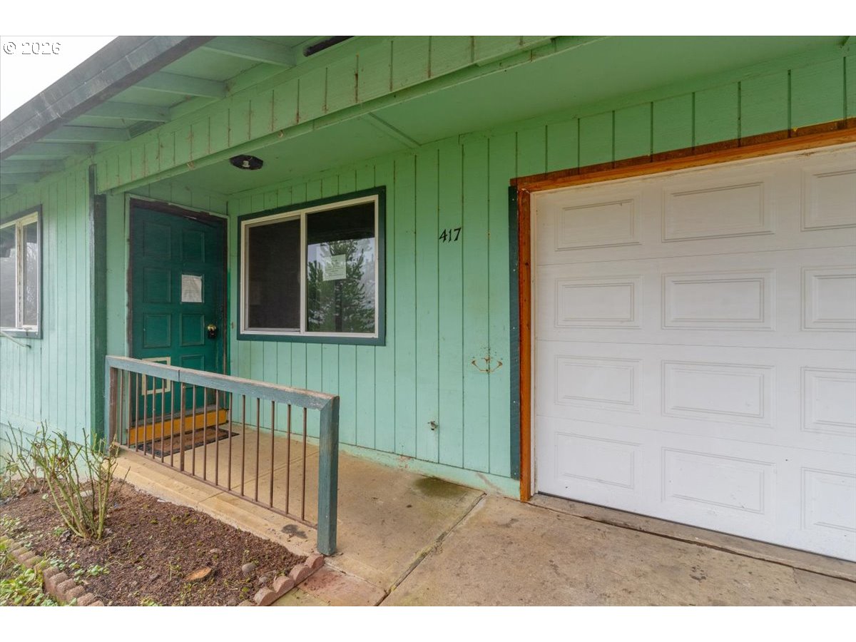 417 NE OAKEN HILLS DR