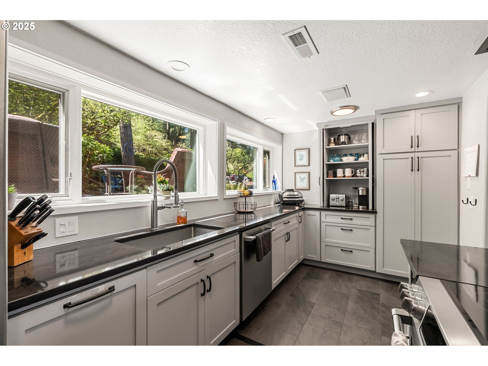 Eugene, Oregon 97405, United States, 3 Bedrooms Bedrooms, ,3 BathroomsBathrooms,Residential,Active,112969