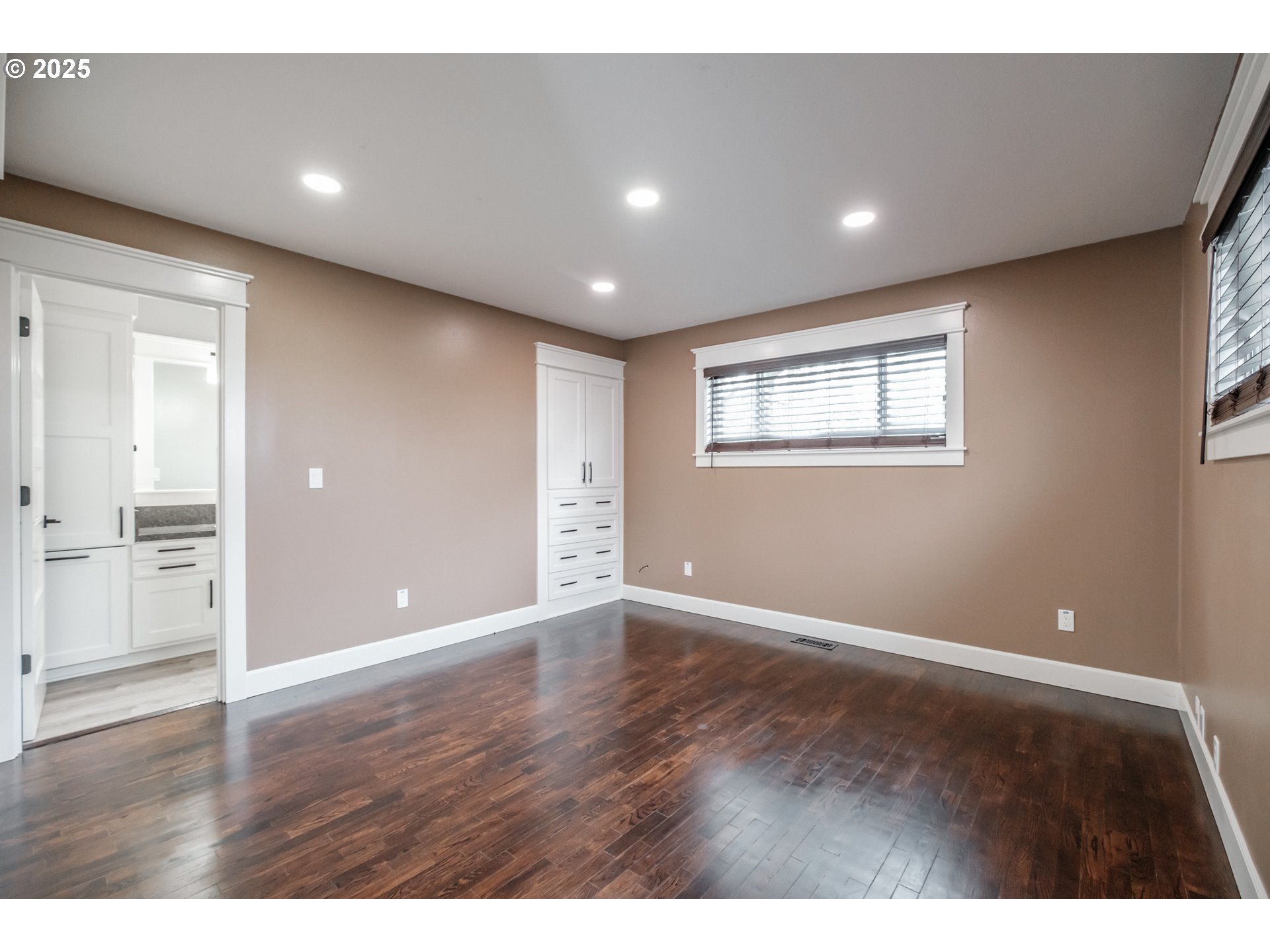 Silverton, Oregon 97381, United States, 3 Bedrooms Bedrooms, ,2 BathroomsBathrooms,Residential,Active,81103