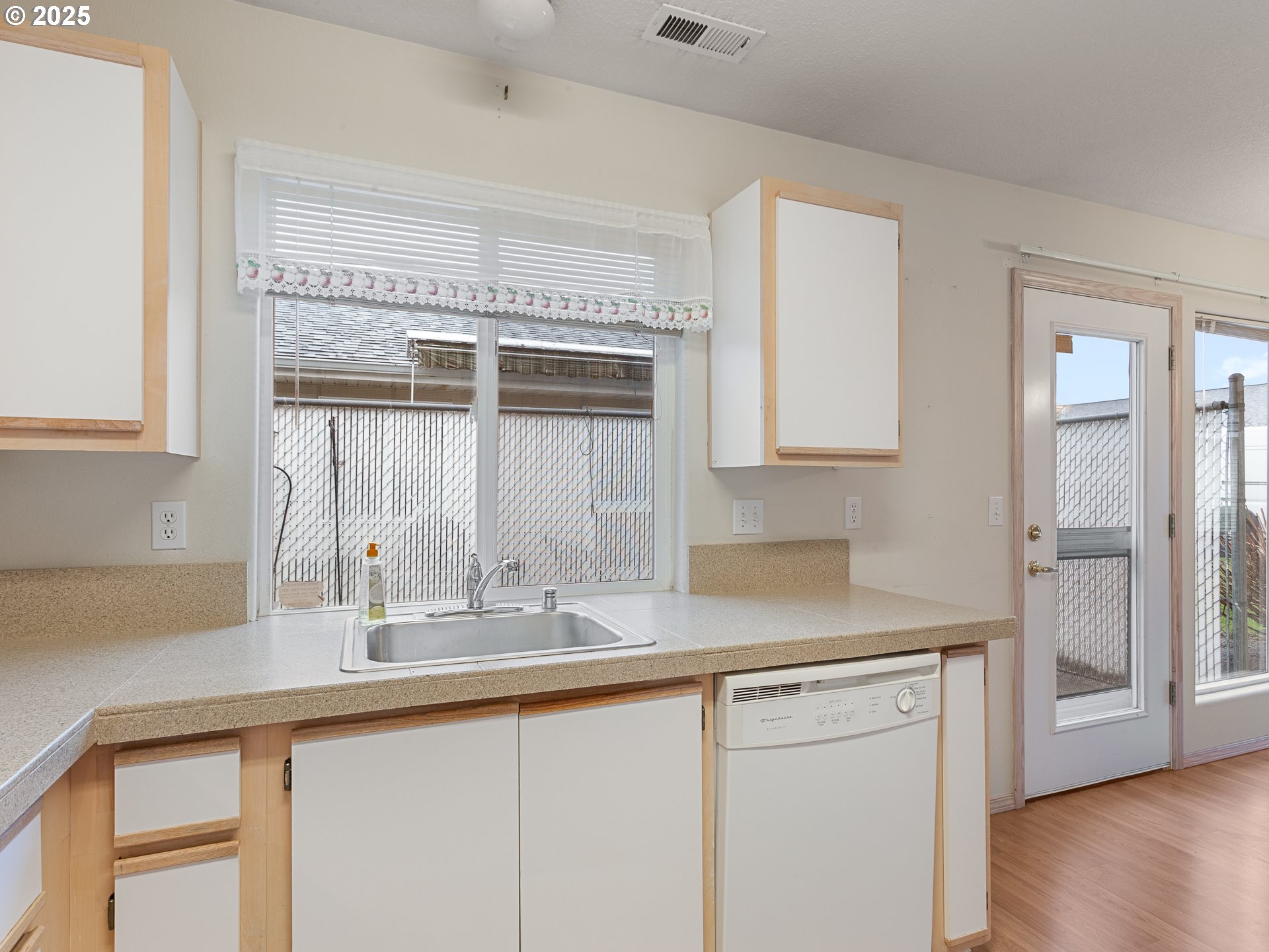 Vancouver, Washington 98683, United States, 2 Bedrooms Bedrooms, ,2 BathroomsBathrooms,Residential,Pending,79855