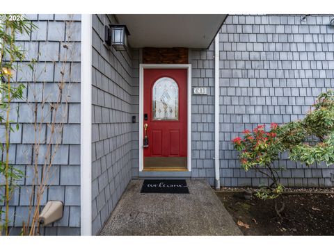 601 N TOMAHAWK ISLAND DR Portland OR 97217