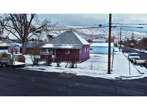 A home in Baker City