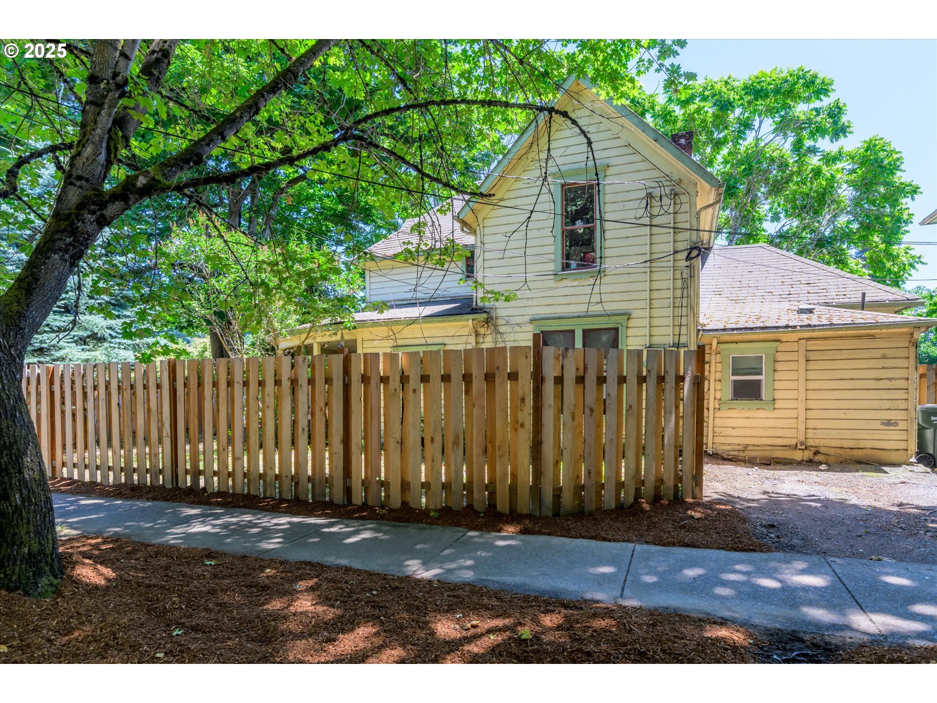 490 W 4TH AVE