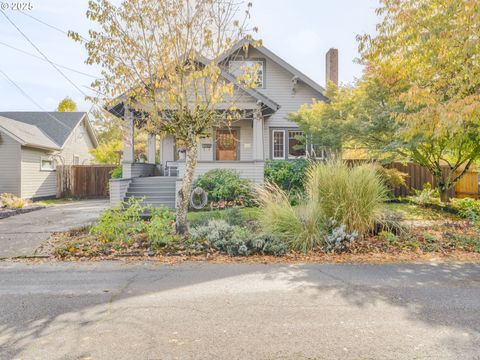 Photo of 318 NE 8th St, McMinnville, OR 97128 (MLS # 599932431)