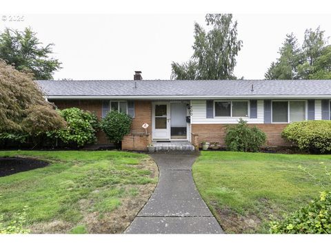 Photo of 700 NW 18th Pl, McMinnville, OR 97128 (MLS # 218150980)