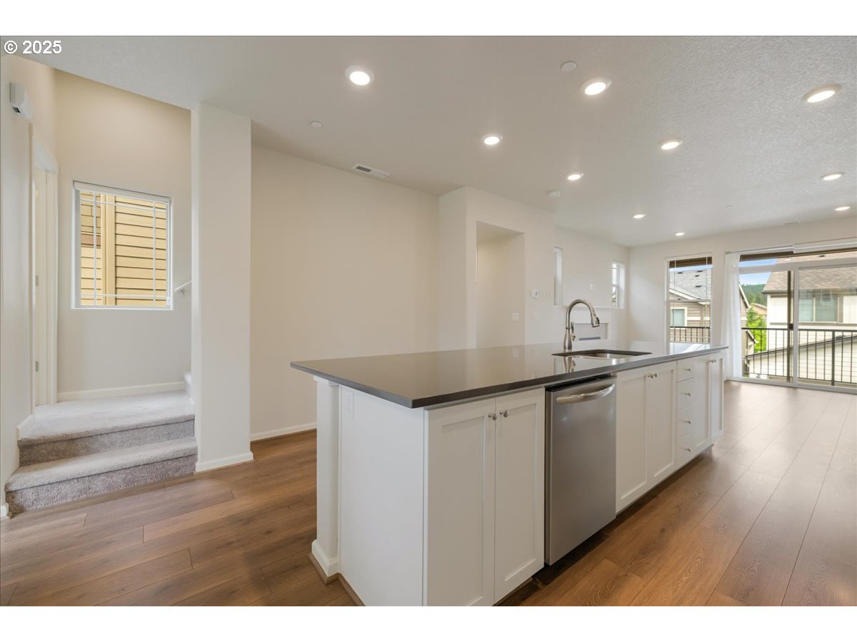 Portland, Oregon 97229, United States, 3 Bedrooms Bedrooms, ,4 BathroomsBathrooms,Residential,Active,246912