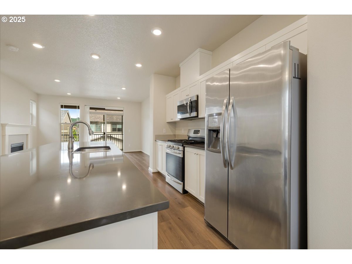 Portland, Oregon 97229, United States, 3 Bedrooms Bedrooms, ,4 BathroomsBathrooms,Residential,Active,246912