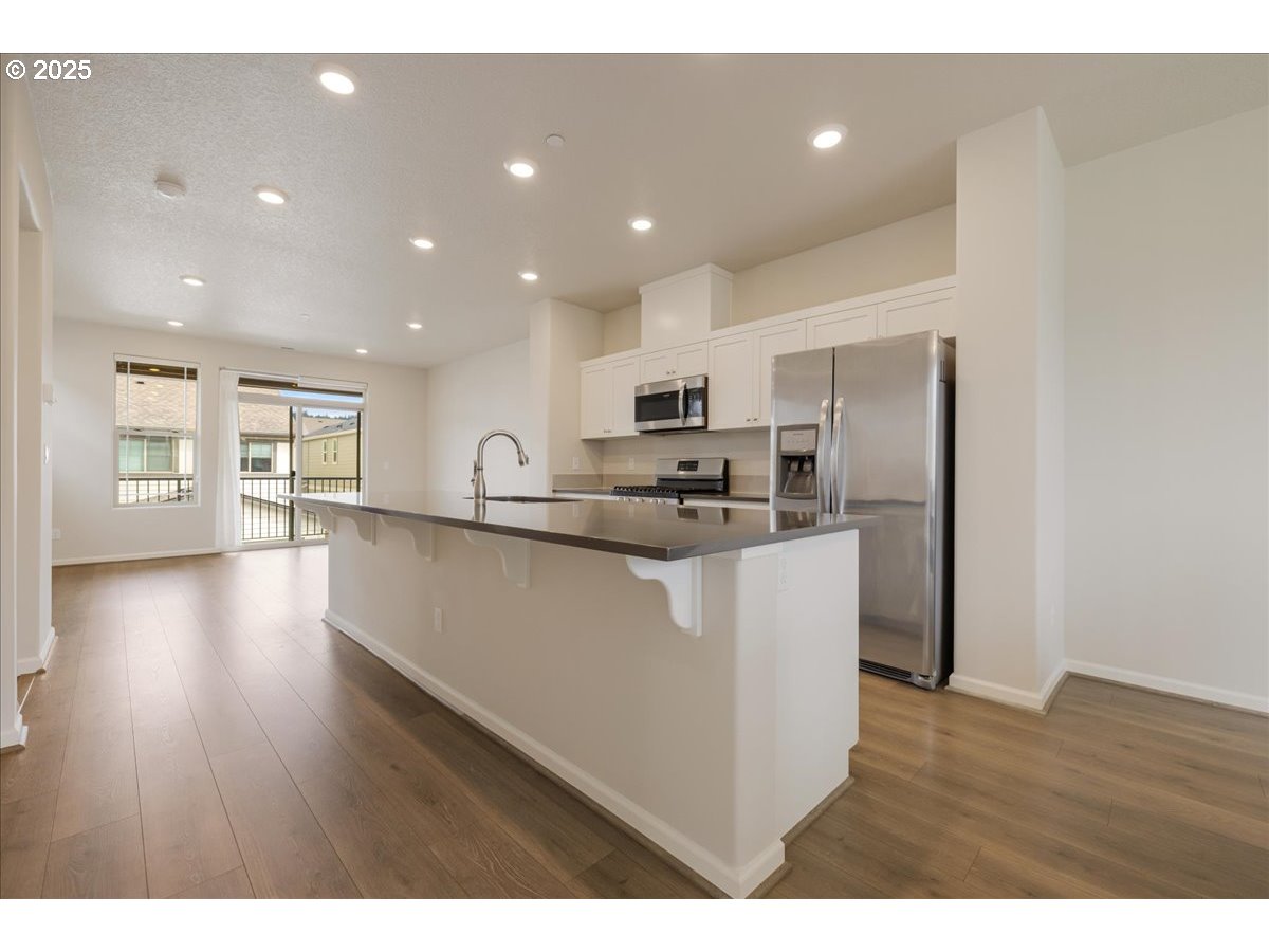 Portland, Oregon 97229, United States, 3 Bedrooms Bedrooms, ,4 BathroomsBathrooms,Residential,Active,246912