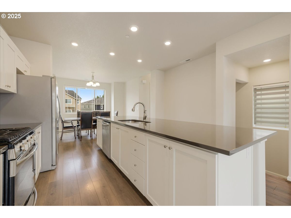 Portland, Oregon 97229, United States, 3 Bedrooms Bedrooms, ,4 BathroomsBathrooms,Residential,Active,246912