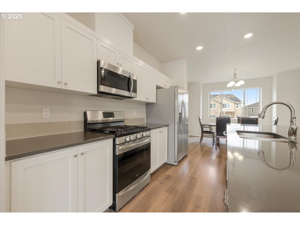 Portland, Oregon 97229, United States, 3 Bedrooms Bedrooms, ,4 BathroomsBathrooms,Residential,Active,246912