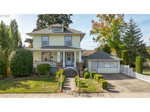Photo of 625 NE Cowls St, McMinnville, OR 97128 (MLS # 403945220)