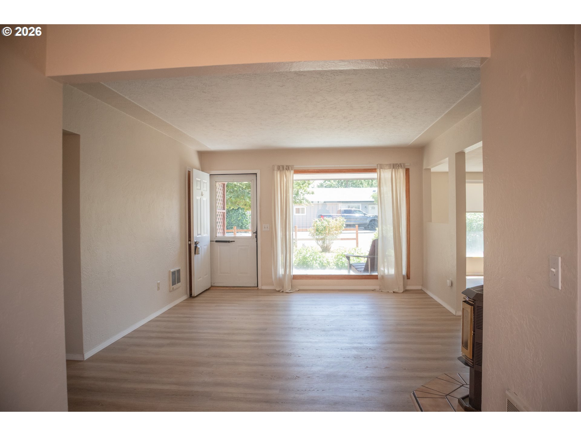 905 CHENOWETH LOOP