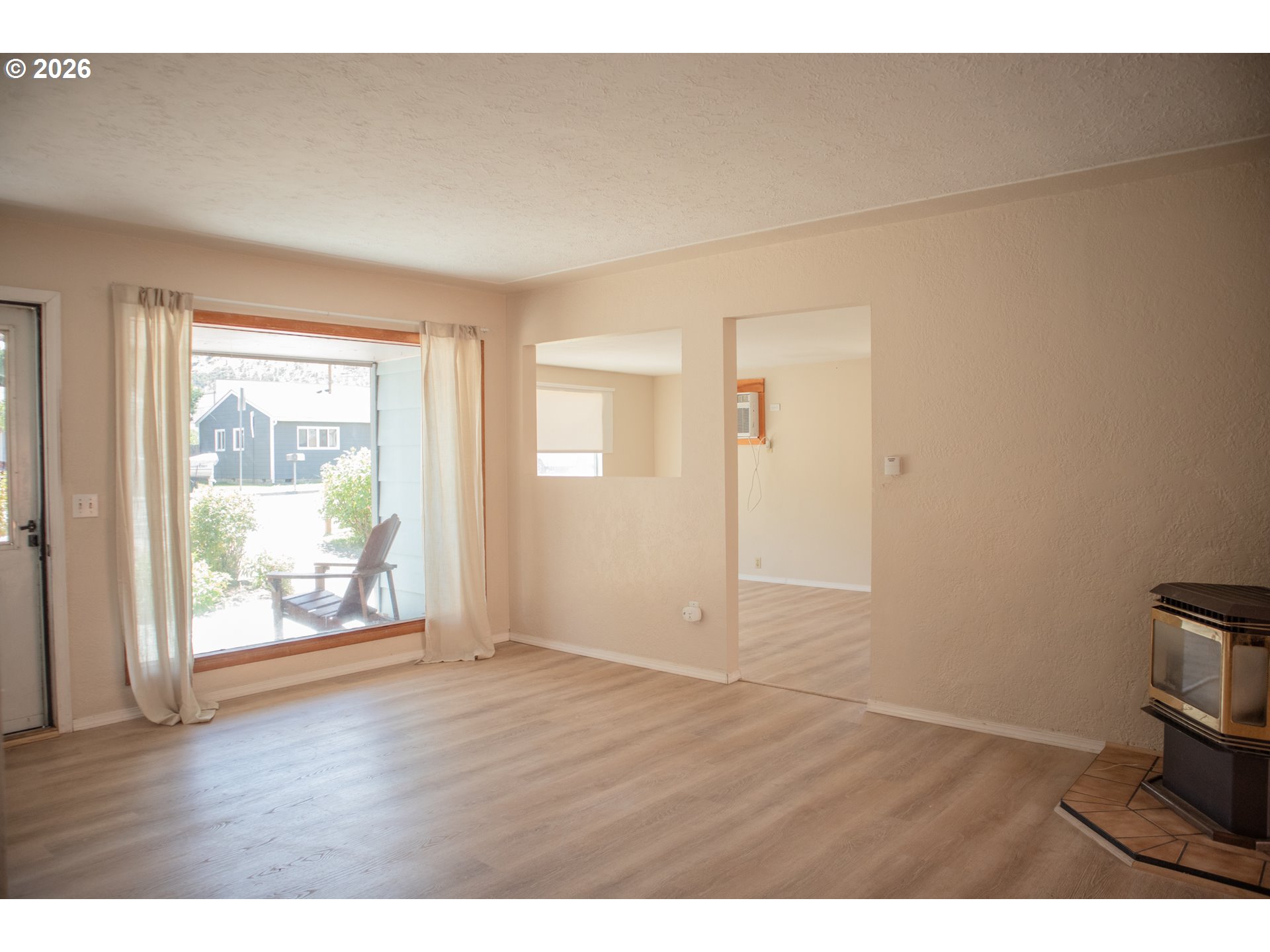 905 CHENOWETH LOOP
