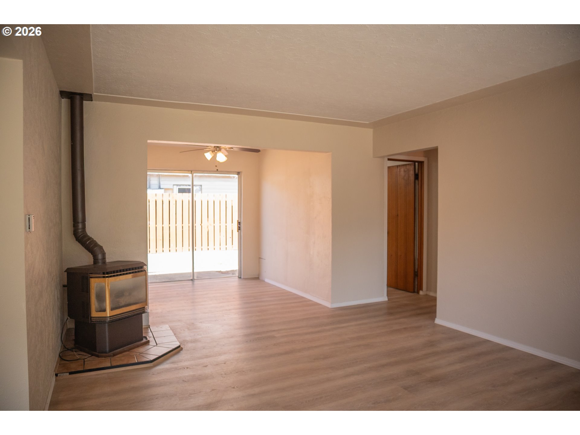 905 CHENOWETH LOOP